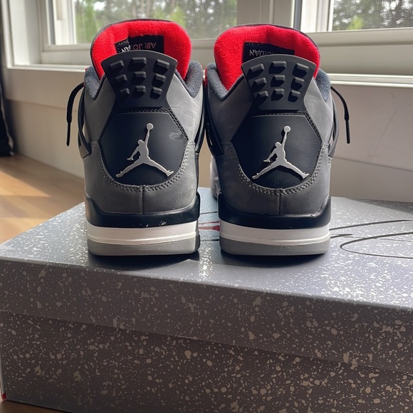 Air Jordan 4 retro main image 4